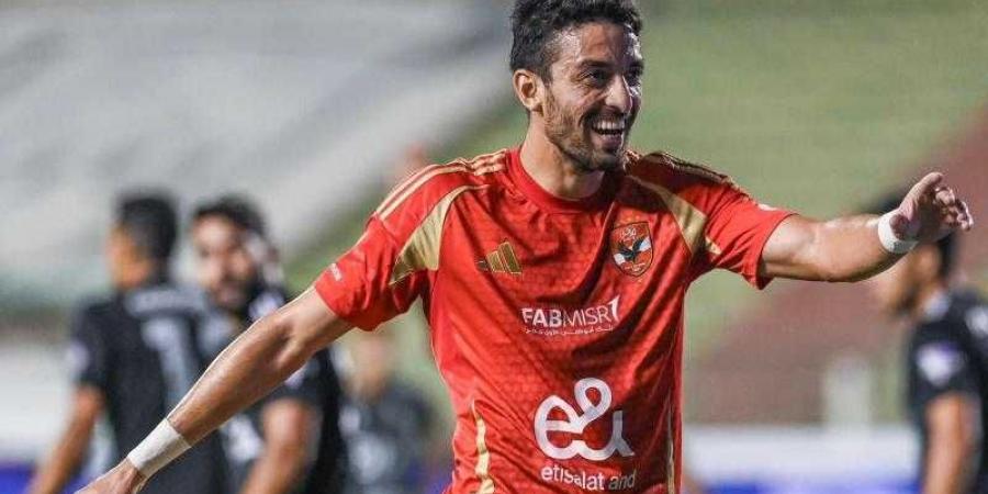 طاهر محمد طاهر يُتوج بجائزة رجل مباراة الأهلي وزد في الدوري المصري - نبض مصر