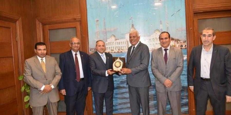 محافظ بورسعيد يستقبل نقيب عام الزراعيين و الوفد المرافق لبحث سبل التعاون - نبض مصر