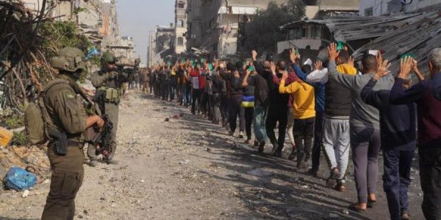 بينهم كوادر طبية.. الاحتلال يفرج عن مئات الفلسطينيين الذين احتجزهم أمس شمال قطاع غزة - نبض مصر