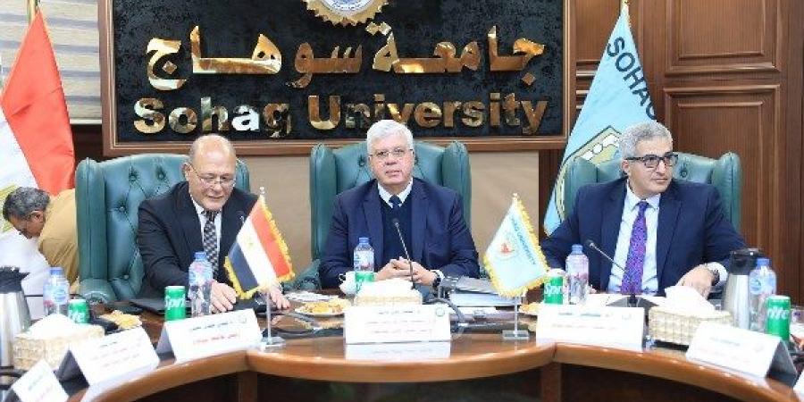 عاشور يوجه باستعداد الجامعات لامتحانات الفصل الدراسي الأول 2024-2025 - نبض مصر