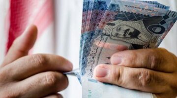 استقرار سعر الريال السعودي مقابل الجنيه المصري وسط تزايد الطلب للعمرة وتأثيرات اقتصادية متعددة