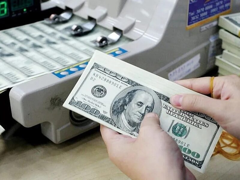 انخفاض وارتفاع مفاجئ.. تعرف على سعر 100 دولار اليوم في العراق وتوقعات الفترة المقبلة