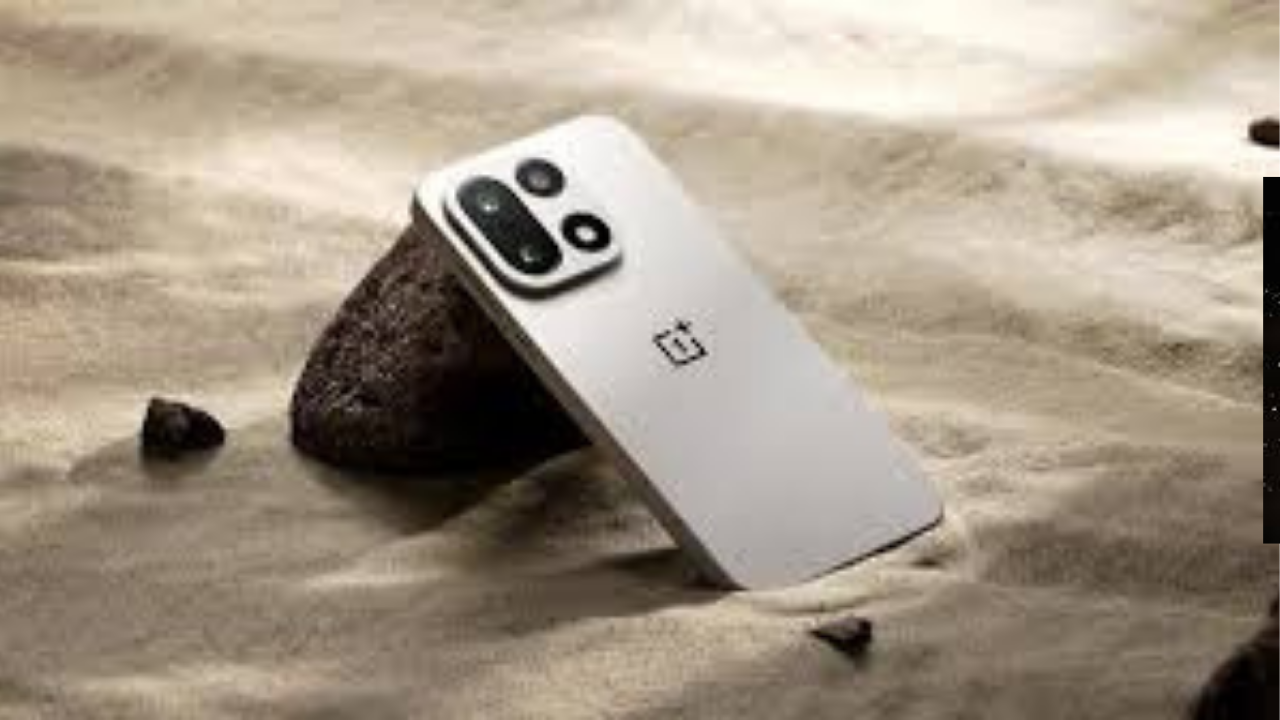 OnePlus 15 يحصل على أول تحديث عالمي بعد يوم من إطلاقه مع تحسينات سريعة وأمان نوفمبر 2025