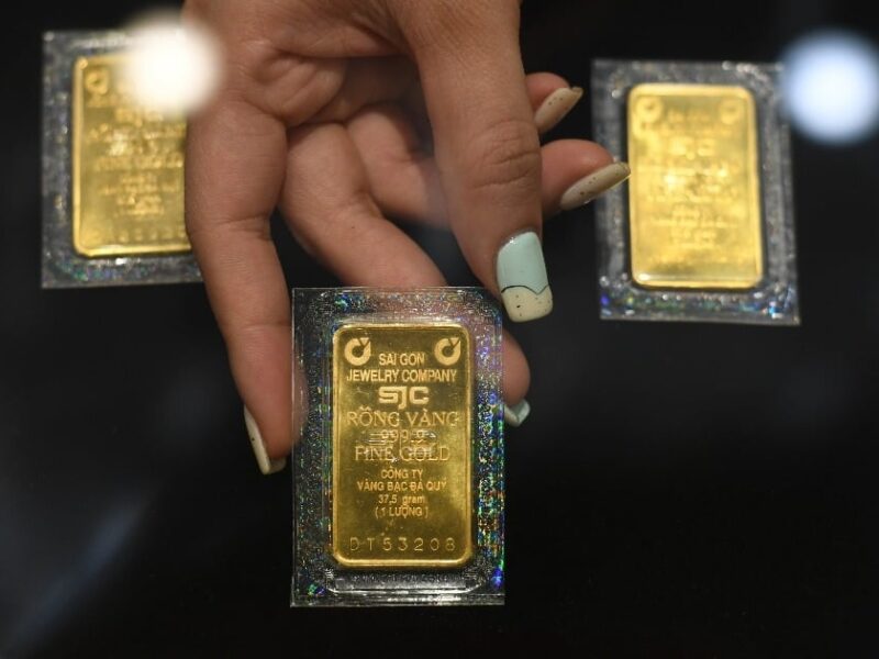 خسائر مفاجئة للمشترين مع ارتفاع أسعار الذهب إلى 192 مليون دونغ فيتنامي للأونصة و15 مليون دونغ فيتنامي في الجيب
