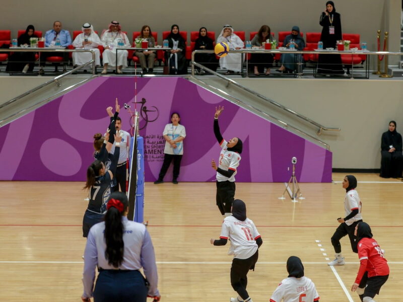 تألق الشارقة الرياضي للمرأة في صدارة دوري طائرة السيدات العربية