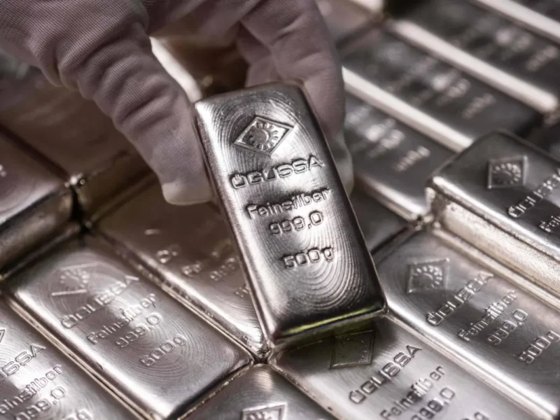 «أسواق المعادن تشهد تقلبات حادة» انهيار الفضة بأكثر من 15% وتراجع الذهب بـ3% في خميس مضطرب