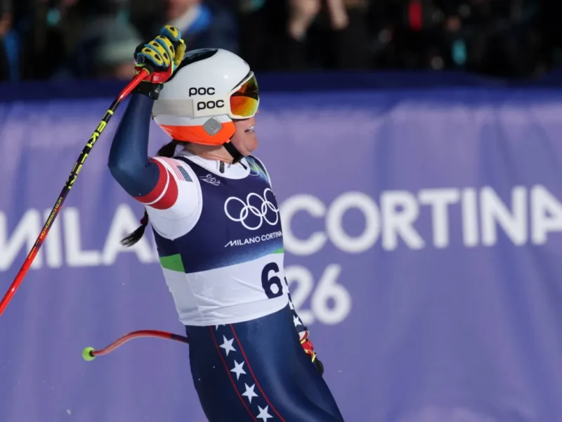 بينما تتألق الأمريكية بريزي جونسون في سماء الرياضة، تحصد ذهبية التزلج على المنحدرات