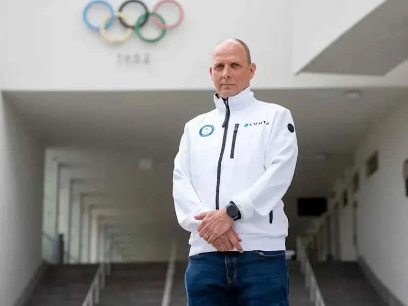 القرار المفاجئ: إقالة مدرب منتخب فنلندا للقفز على الثلج بسبب شرب الكحول