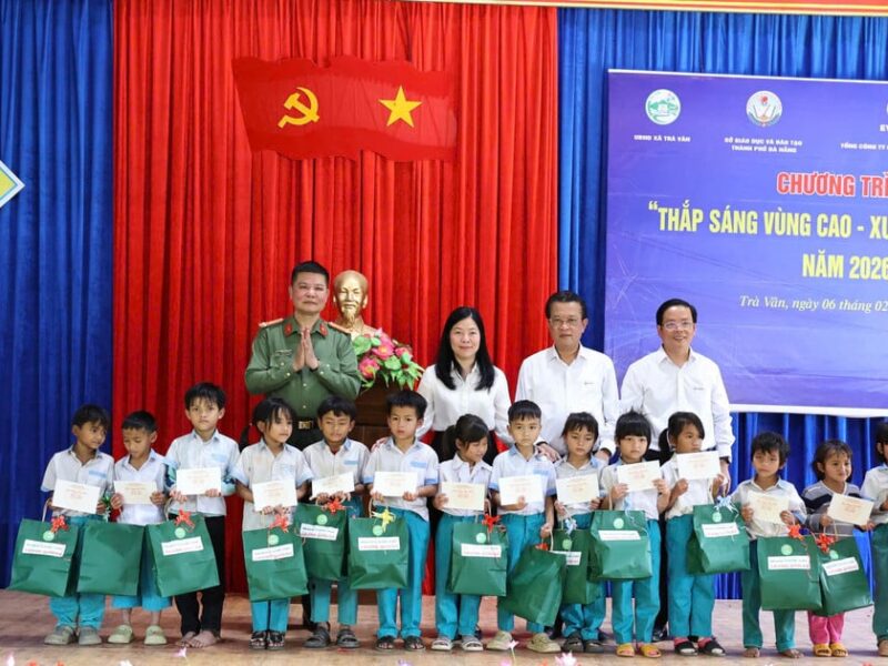 فرحة العيد في دا نانغ: هدايا رأس السنة الفيتنامية تُبهج الطلاب في المناطق الجبلية