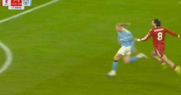 تقنية الفيديو VAR تتسبب في إفساد لحظة القرن في ملعب أنفيلد