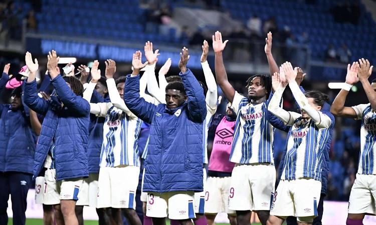 في مباراة مثيرة، أفر يتفوق على ستراسبورج 2-1 بعد طرد وتعادل مبكر في الدوري الفرنسي