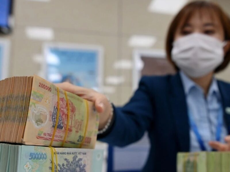 أسابيع من التوتر المحلي تصاحب ضخ 160 تريليون دونغ فيتنامي في الأسواق