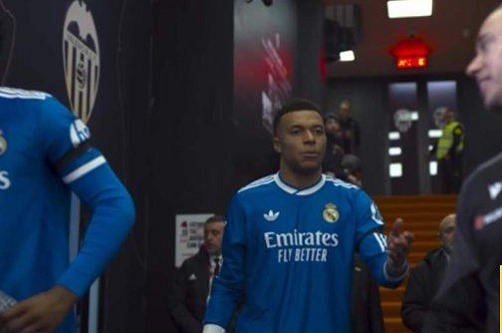 مبابي: الحكام مهرجون قبل هدفه القاتل في شباك فالنسيا