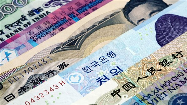 تراجع الجنيه الإسترليني في مواجهة ضغوط ستارمر وتوقعات بخفض الفائدة