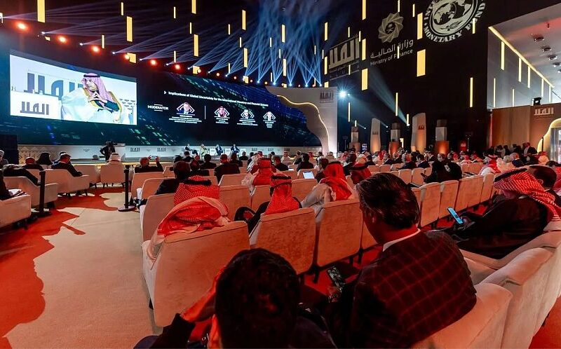 التثبيت الريال بالدولار يساهم في استقرار الأسعار في السوق المحلي