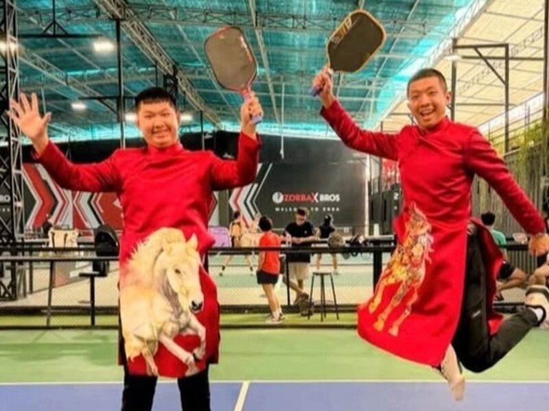 تحول بيكلبول إلى رياضة محبوبة بفضل الزي الفيتنامي التقليدي آو داي