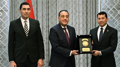 كرم مدبولي لأشرف صبحي بعد 8 سنوات من العطاء بحضور جوهر نبيل