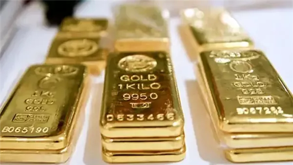 هل بدأ الذهب في استعادة عرشه؟ تجاوزه لحاجز 5000 دولار يثير تساؤلات حول مستقبل الدولار كملاذ آمن