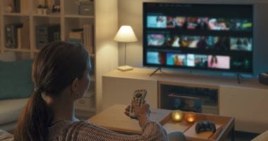 عشاق الدراما التلفزيونية من خمسة أبراج يتفهمون شخصيات الآخرين