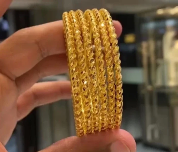 حدث غير تقليدي في الرياض.. طالب ابتدائي يفاجئ زملاءه بتوزيع 6 أساور ذهبية كهدية