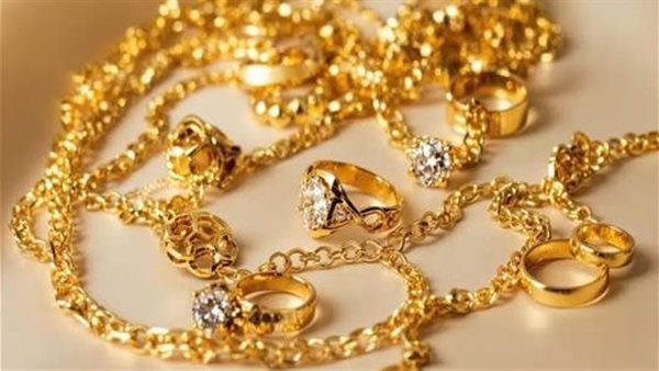 أسعار الذهب تنخفض محليًا وعالميًا مع ارتفاع الدولار وترقب قرار الفائدة في مصر