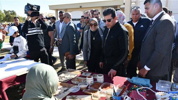 جولة وزير الرياضة في معرض المنتجات الحرفية والتراثية بالوادي الجديد