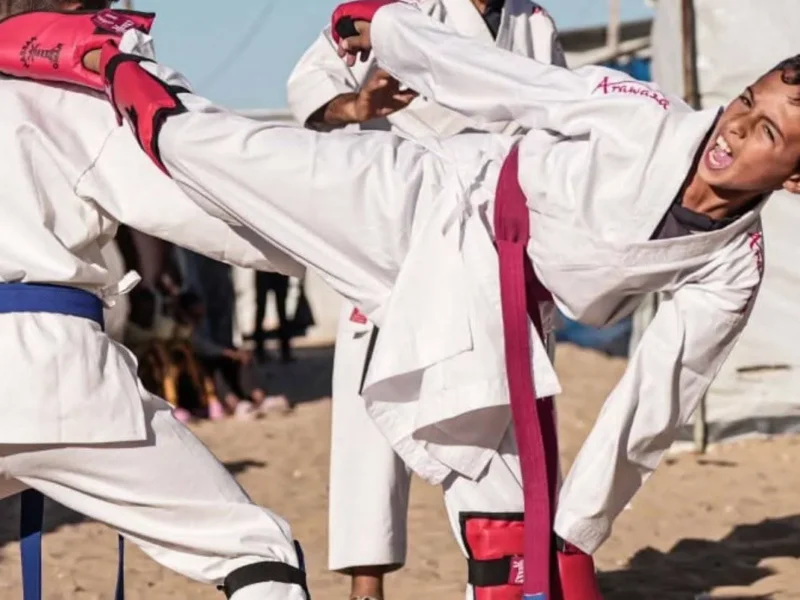 بروح التحدي: أطفال غزة يمارسون الكاراتيه على رمال النزوح بعد دمار الصالات الرياضية