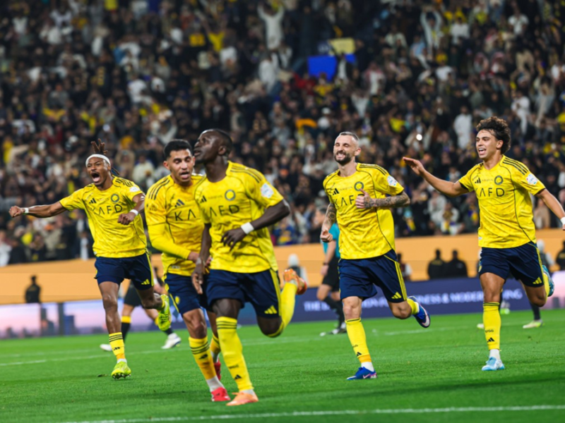 تعامل غير تقليدي من لاعبي نادي النصر ومدربهم جيسوس عقب انتصارهم على الاتحاد