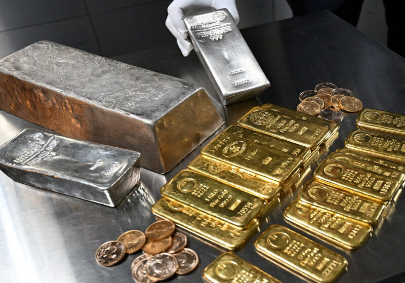 مكاسب الذهب والفضة تزداد مع تراجع الدولار في الأسواق العالمية