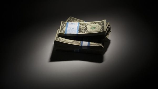 أسعار الدولار تعكس تقلبات السوق في منتصف تعاملات الإثنين 9 فبراير 2026 بمصر