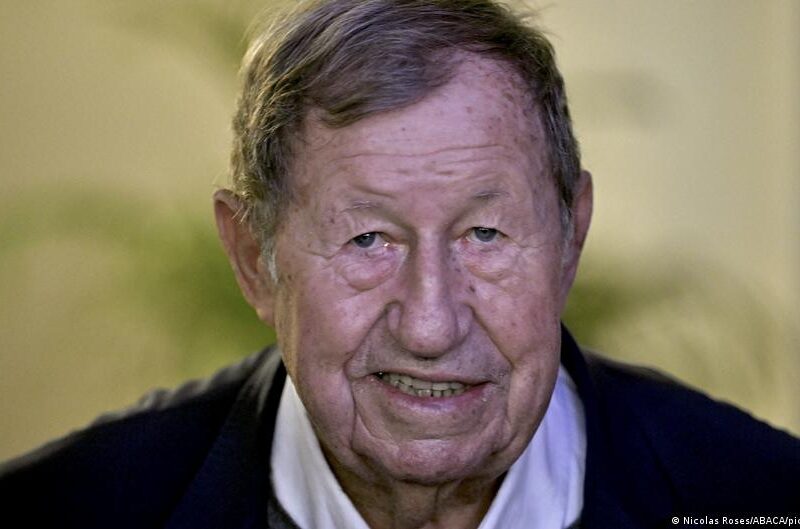 ضجة بعد تصريحات مدرب فرنسي حول دور النساء في الإنجاب