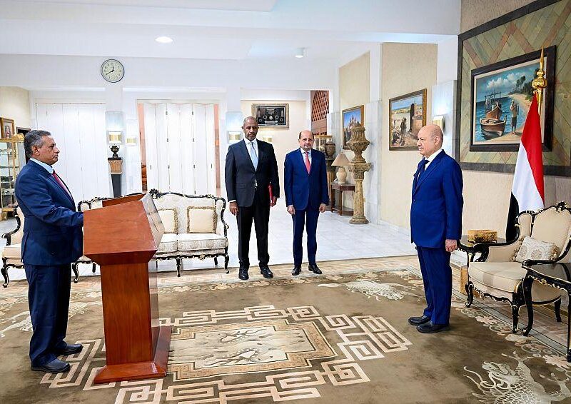 في خطوة غير متوقعة، وزير التعليم العالي يؤكد أداء اليمين الدستورية في الرياض بعد إعلانه السابق التمسك بأدائها داخل اليمن