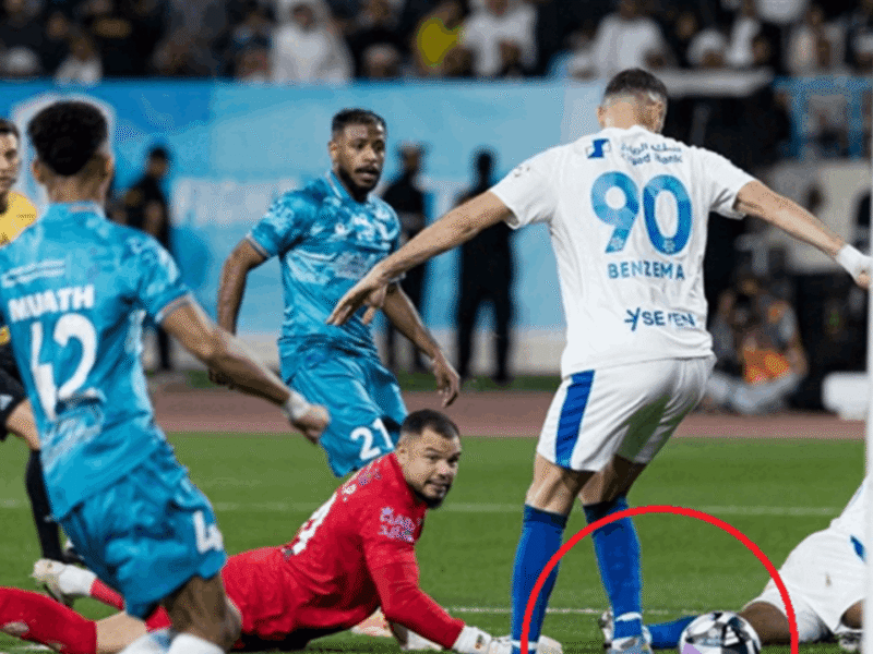 نجوم الهلال يتألقون: بنزيما يدخل التاريخ بتسجيل أول أهدافه مع الفريق