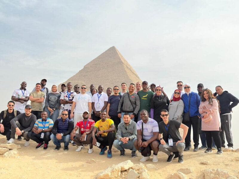 اكتشاف سحر الأهرامات: زيارة حكام التحكيم الدولي للكرة الطائرة إلى القاهرة