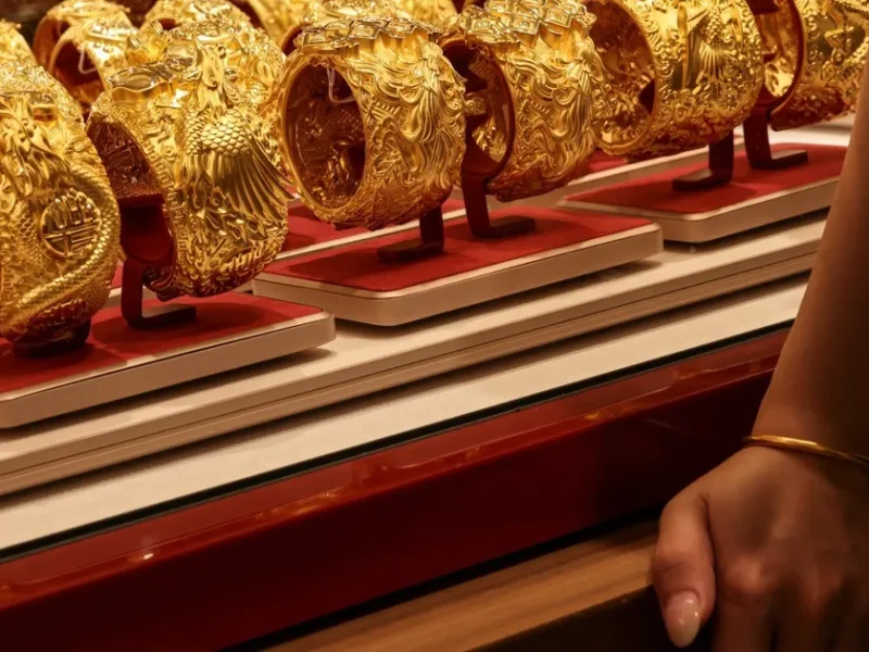 تراجع أسعار الذهب والفضة في ظل ارتفاع الدولار وموجة بيع جارف