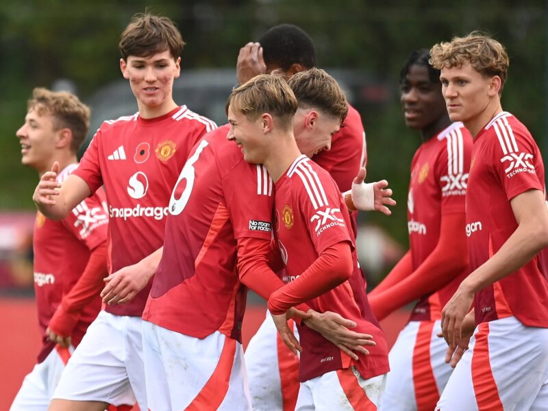 نجم المستقبل في مانشستر يونايتد: توقيع عقد احترافي مع ابن الأسطورة البالغ من العمر 16 عامًا