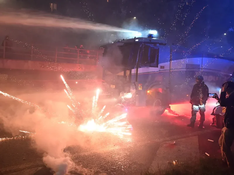 احتجاجات ضخمة في ميلانو ضد الأولمبياد.. الشرطة تحاصر الآلاف وسط أجواء متوترة