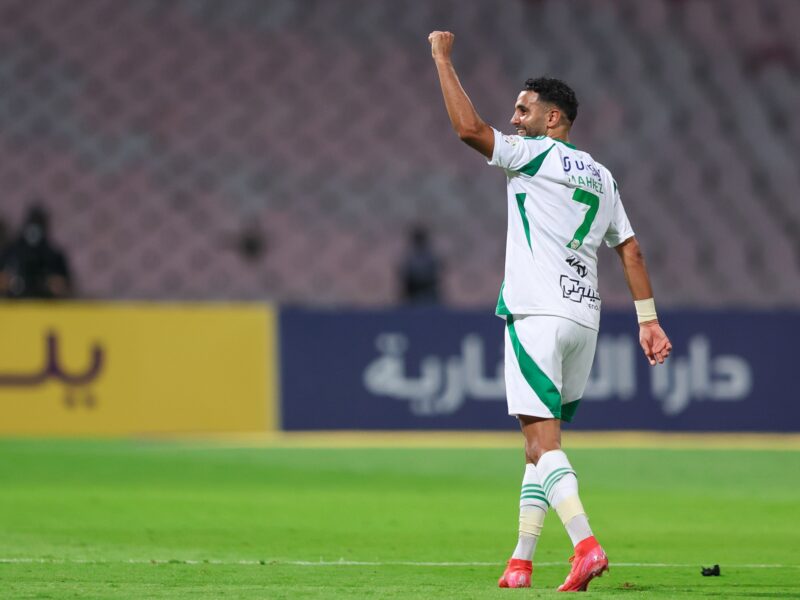 لحظة طريفة تجمع محرز مع مشجع أهلاوي في موقف لا يُنسى