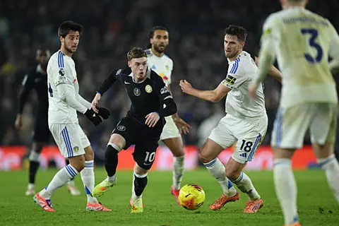 بينما يعاني تشيلسي، لييدز يحقق انتصاره المفاجئ في الدوري الإنجليزي