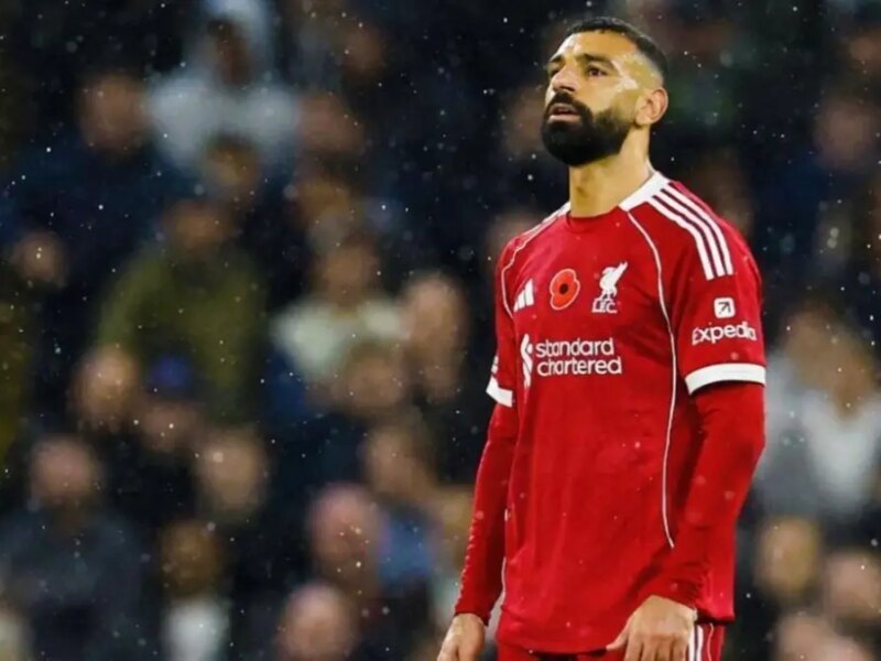 نجم الدوري السعودي يتفاوض مع محمد صلاح بينما يتسبب أجر بنزيمة في استياء رونالدو