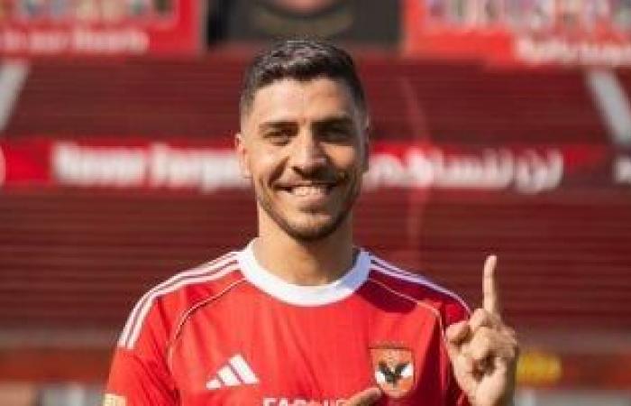 احتفالاً بعيد ميلاده الثلاثين محمد شريف نجم الأهلي يضيء سماء كرة القدم