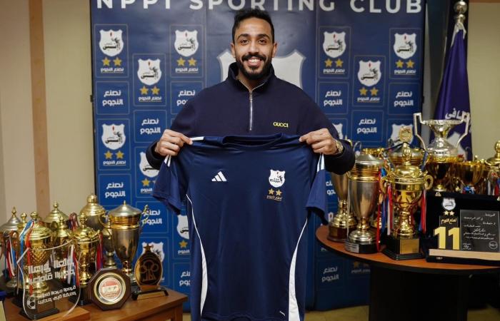 صور حصرية تكشف تفاصيل تعاقد كهربا مع نادي إنبي في صفقة انتقال حر