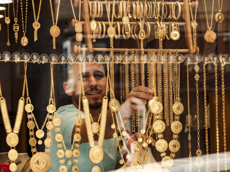 أسعار الذهب اليوم الأحد تعكس ارتفاع عيار 21 بعد الزيادة الأخيرة