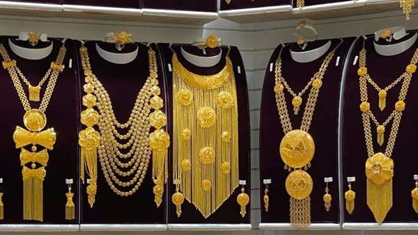 الذهب يثبت قوته فوق 4800 دولار والفضة تسجل تراجعًا بعد نشاط مضاربي ملحوظ