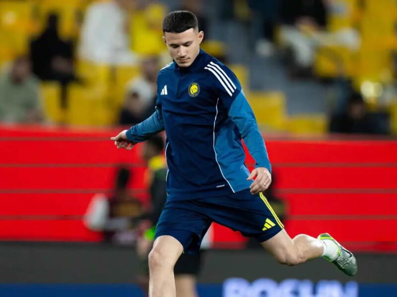 الهلال يتخذ إجراءات قانونية ضد الحمدان إثر انتقاله إلى النصر