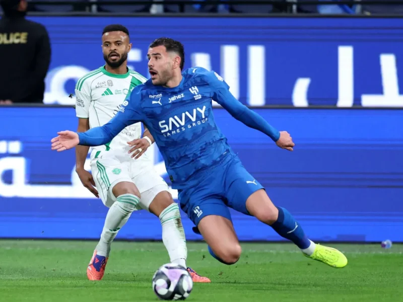 إثارة لا تتوقف في قمة الهلال والأهلي بالتعادل السلبي