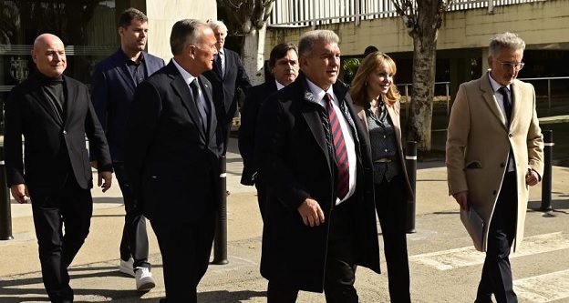 وداع مؤثر من لابورتا لفليك واللاعبين في المدينة الرياضية لبرشلونة