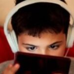 4 ساعات خلف الشاشات تدمر عقل طفلك كيف نحميهم؟