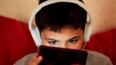 4 ساعات خلف الشاشات تدمر عقل طفلك كيف نحميهم؟