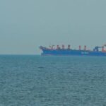 أزمة الملاحة في الخليج العربي: آلاف السفن عالقة وعشرات الآلاف من البحارة يواجهون كارثة إنسانية